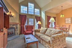 sala de estar con sofá y chimenea en Mountain Creek Resort Home - Hot Tub and Pool Access, en Vernon Township