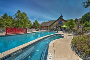 Swimming pool sa o malapit sa Mountain Creek Resort Home - Hot Tub and Pool Access