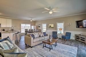 Zona d'estar a Spacious Murrells Inlet Home with Pool, Walk to Shore