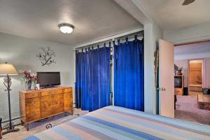 um quarto com uma cama e uma televisão numa cómoda em Colorful Bungalow By Pikes PeakandGarden of the Gods em Manitou Springs