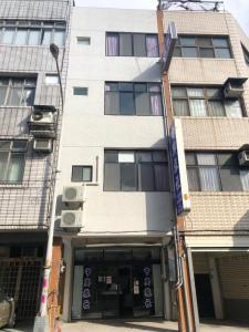 un edificio con una luz de la calle delante de él en Zhongxing Hotel, en Tongluo