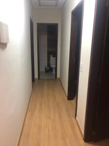 - un couloir d'une salle de bains avec toilettes dans la chambre dans l'établissement Casa condomínio lagoa cortada, à Balneário Gaivotas
