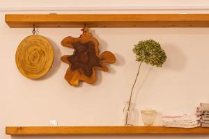 uma prateleira com um ornamento de madeira e um vaso com uma planta em back alley residence Hibi em Osaka