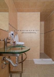 y baño con lavabo y ducha. en Casa Shalom Puebla, en Puebla