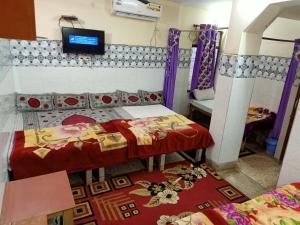 Postel nebo postele na pokoji v ubytování Kashi Annapurna Guest House
