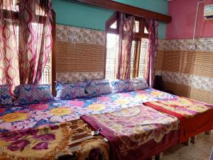 Postel nebo postele na pokoji v ubytování Kashi Annapurna Guest House