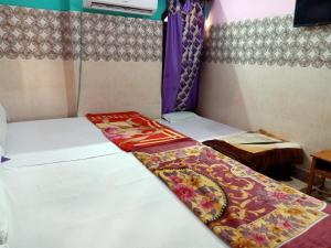 Postel nebo postele na pokoji v ubytování Kashi Annapurna Guest House