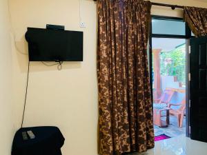 TV a/nebo společenská místnost v ubytování Aloe Home Stay