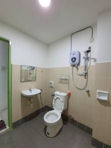 パンコールにあるWalking Distance To The Beach, Pangkorのトイレと洗面台付きのバスルーム