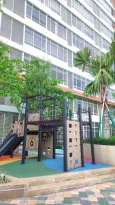 Ein Kinderspielbereich in der Unterkunft Fika Rooms Tangerang By Skandinavia