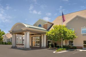 Um edifício com uma bandeira americana à frente. em Holiday Inn Express Hotel & Suites Annapolis, an IHG Hotel em Annapolis