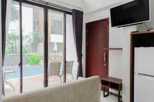 Μια τηλεόραση ή/και κέντρο ψυχαγωγίας στο Pool View 3BR Apartment at Asatti BSD City By Travelio