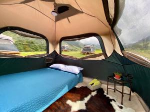 a room with a tent with a bed in it at Refugio Nidos del Condor Cocora in Salento