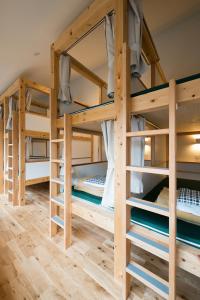 מיטה או מיטות קומותיים בחדר ב-Mt.Takao Base Camp