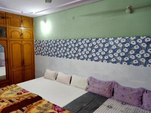 Postel nebo postele na pokoji v ubytování Kashi Annapurna Guest House