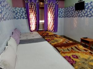 Postel nebo postele na pokoji v ubytování Kashi Annapurna Guest House