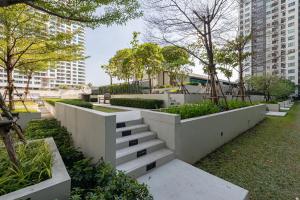 Κήπος έξω από το Ekkamai+Thong Lor