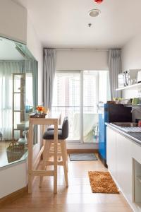 Η κουζίνα ή μικρή κουζίνα στο Ekkamai+Thong Lor