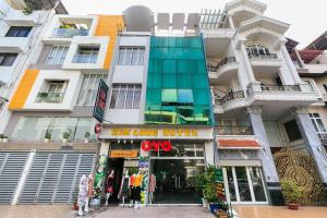 ein Gebäude mit einem Laden davor in der Unterkunft Aqua Kim Long Hotel in Ho-Chi-Minh-Stadt