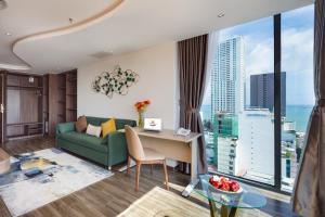 sala de estar con sofá verde y escritorio en Amber Hotel managed by HT, en Nha Trang
