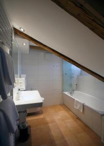 uma casa de banho com uma banheira e um lavatório e uma banheira em Appartement Elisabeth em Kitzbühel