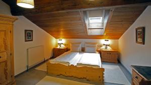 una camera da letto con un letto con due comodini e una finestra di Appartement Elisabeth a Kitzbühel
