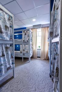 モスクワにあるHostel Radioの二段ベッド2台と窓が備わる客室です。