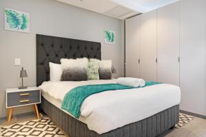 A bed or beds in a room at 117 on Strand Apartments