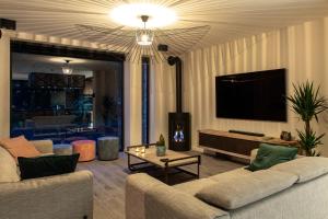 TV a/nebo společenská místnost v ubytování Sous le Bois