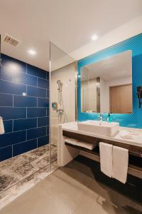 a bathroom with a sink and a mirror at Holiday Inn Express Taizhou CMC, an IHG Hotel in Taizhou