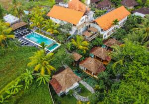 einen Luftblick auf ein Resort mit einem Pool in der Unterkunft Ubud Sari Health Resort in Ubud