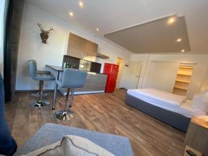 een slaapkamer met een bed en een bureau in een kamer bij Bergquell Tirol in Jungholz