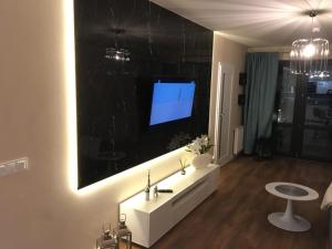 Televízia a/alebo spoločenská miestnosť v ubytovaní Apartament Silence Triventi Szmaragd