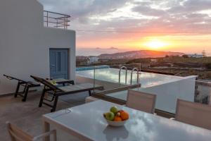una villa con piscina e tavolo con cesto di frutta di Luxe Maroussi Villas a Pyrgos