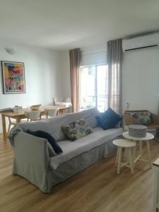 sala de estar con sofá y mesa en Apartment IBIZA STYLE en El Vendrell