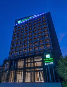 un edificio con un cartel en el costado en Holiday Inn Express Chiayi, an IHG Hotel, en Chiayi