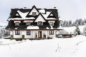 Obiekt Willa Za Potokiem Komfortowe apartamenty w sercu Bukowiny Tatrzańskiej zimą