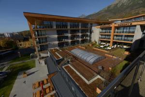 an overhead view of a building with a courtyard at Apartman D304 in Vysoke Tatry - Stary Smokovec