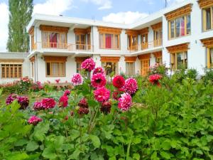 uma casa com flores cor-de-rosa em frente em Leh Stumpa em Leh