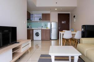Η κουζίνα ή μικρή κουζίνα στο Luxurious and Elegant 2BR Apartment M-Town Signature By Travelio
