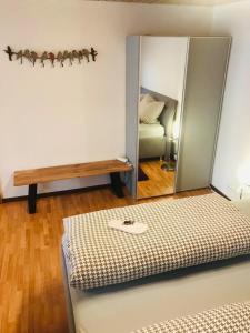 Habitación con espejo, cama y mesa. en Appartement 51, en Schwäbisch Hall