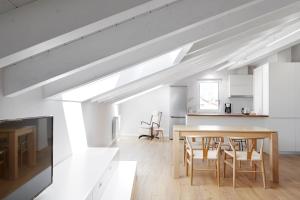 kuchnia i jadalnia ze stołem i krzesłami w obiekcie H SUITE3B by Smiling Rentals w mieście Hondarribia