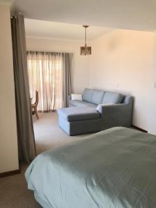 ein Wohnzimmer mit einem blauen Sofa in der Unterkunft Villa Litori in Glentana
