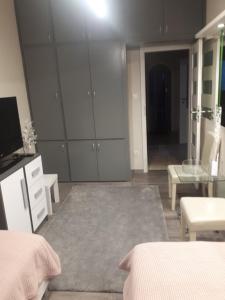 Televízia a/alebo spoločenská miestnosť v ubytovaní Soda apartman