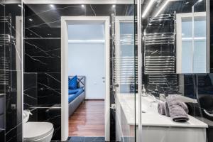 Kúpeľňa v ubytovaní Kiraly 44 Luxury Apartment with free parking + 37 fotografií