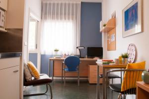 cocina con mesa y escritorio con ordenador en Residencia Resa Tomás Alfaro Fournier, en Vitoria-Gasteiz