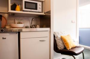 cocina con silla y microondas en Residencia Resa Tomás Alfaro Fournier, en Vitoria-Gasteiz 32 fotos más