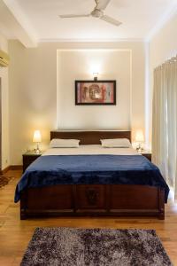 เตียงในห้องที่ Beautiful Apartments at Tarudhan Valley Golf Resort, Manesar