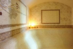 A bathroom at Generaator House