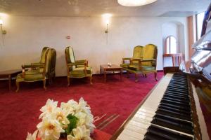 A seating area at Generaator House
